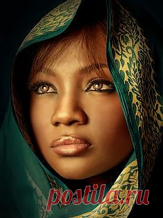 загадочная.