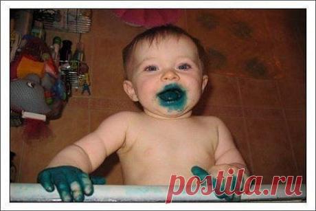 Отец в панике звонит врачу:
- Что делать??? Малая напилась зелёнки?
- Так, а как ребёнок сейчас выглядит, что делает?
- Что делает... Улыбается зелёными губами, высовывает зелёный язык сквозь зелёные зубы... Доктор, что делать???
В трубке врача:
- ФОТОГРАФИРУЙТЕ!
•••