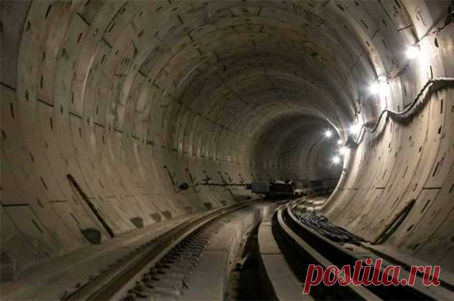 140 тысяч человек в сутки. На станции «Бачуринская» завершается отделка. Станция «Бачуринская» будет принимать до 140 тысяч пассажиров в сутки. Сейчас здесь завершаются отделочные работы. Реализация объекта улучшит транспортное обслуживание населения поселений Сосенское и Воскресенское, НАО Москвы.