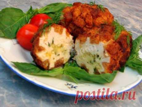 Котлеты "Папараць кветка"

Необычайно сочные,очень вкусные,нежные котлеты "Папараць кветка" - блюдо белорусской кухни,в переводе означает "Цветок папоротника". В моей семье такие котлеты очень любят. Предлагаю попробовать и Вам!

Ингредиенты: 
Филе куриное - 450-500 г. 
Сало (по желанию) - 70 г. 
Лук репчатый (средний) - 1-2 шт. 
Яйцо сырое - 1 шт. 
Соль, перец черный молотый - по вкусу. 
Сыр твердый - 80 г. 
Масло сливочное (холодное) - 40 г. 
Зелень (укроп, петрушка,лук)...