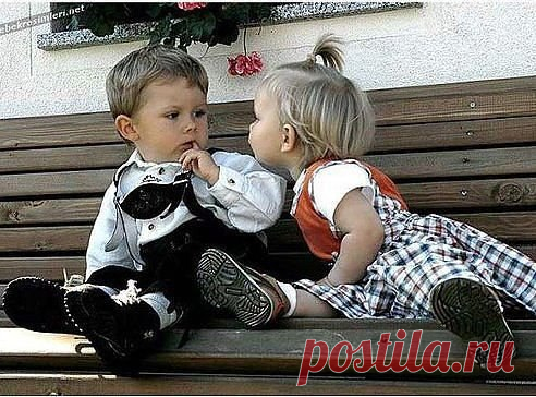 Я вам клялась в любви? - Да что вы, обалдели?
А впрочем может быть... Что станется со мной!
Ведь у меня, пардон... Семь пятниц на неделе...
А память как всегда... Подводит в выходной!