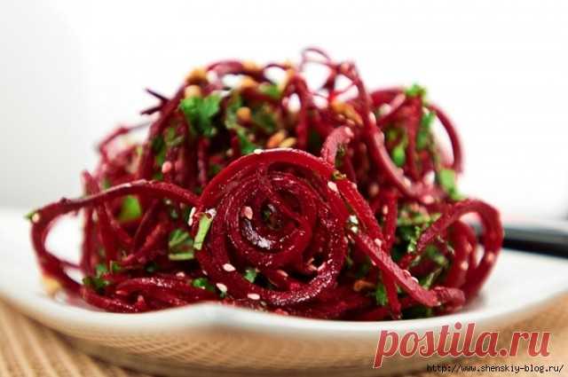 Салаты, приготовленные из сырой свеклы, усиливают мозговую активность и являются отличным профилактическим средством против сердечно-сосудистых заболеваний.

Самое интересное и привлекательное в свекольных салатах – это безграничные возможности для экспериментов. Вы всегда можете заметить отдельный ингредиент на другой, добавить что-то по своему усмотрению и, конечно, оформить в соответствии с форматом мероприятия.

В свекле присутствует огромное количество фолиевой кислот...