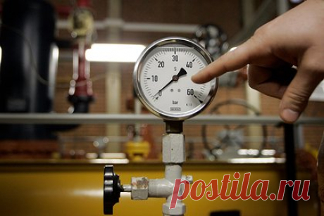 Падение поставок российского газа через Украину объяснили его ненужностью. Поставки российского газа в Европу через газотранспортную систему (ГТС) Украины в последнее время падают из-за сочетания ряда факторов, приводящих к тому, что топливо покупателям становится менее нужным, утверждает Reuters. На это влияет высокий уровень заполненности хранилищ и падение биржевых цен на газ.