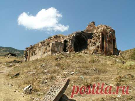 Նեղուցի վանք (Նեղոսի վանք, Արզականի Սուրբ Աստվածածին եկեղեցի), Հայ առաքելական եկեղեցու տաճար Հայաստանի Կոտայքի մարզի Արզական գյուղում։Նեղուցի վանքը կառուցվել է 10-րդ կամ 11-րդ դարում,Արզական գյուղին նայող բլրի բացատի վրա,գյուղի կենտրոնից մոտ 2կմ հյուսիս-արևմուտք։Գյուղին ավելի մոտ կա փոքր կոթողով մի այլ փոքր եկեղեցի։
Վանքը բաղկացած է Սուրբ Աստվածածին եկեղեցուց,որին հարում է մեծ գավիթ։Եկեղեցուց և գավիթից ճիշտ հարավ մնացել են երկու իրար կից ուղղանկյուն հիմքի փորվածքներ։Տեղում մնացել են դուռ