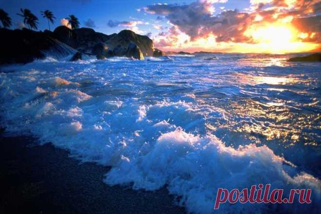 Живя у моря, люди становятся мудрыми. Они не заперты в горах и не привязаны к однообразной равнине. У моря есть простор для глаз. Наверное, это помогает людям свободно мыслить.

~ Анника Тор "Глубина моря" ~