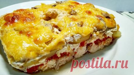 Куриная запеканка. СОЧНАЯ НЕЖНАЯ И НЕВЕРОЯТНО ВКУСНАЯ КУРОЧКА. ♦куриное филе 500 гр. ♦картошка 1 шт. ♦помидоры 2 шт.  ♦твердый сыр 150 гр.  ♦сметана 15-20% 200 гр.  ♦куриные яйца 2 шт. ♦соевый соус 1 ст.л. ♦шампиньоны 300 гр.  ♦соль  перец по вкусу.  ♦растительное масло 1 ст.л. Приятного аппетита !!!