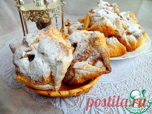 Пирожное из слоено-заварного теста с джемом.