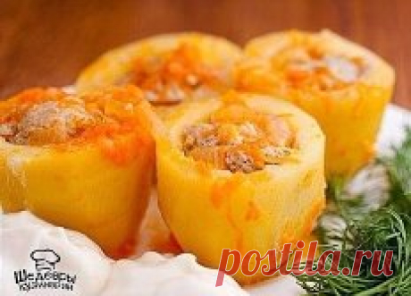 ПОТРЯСАЮЩАЯ ФАРШИРОВАННАЯ КАРТОШЕЧКА 🍴
ИНГРЕДИЕНТЫ:
● картофель — 1 кг
● фарш мясной — 300 гр
● лук — 2 шт средние
● морковь — 100 гр
● паста томатная — 1 ст ложка
● растительное масло
ПРИГОТОВЛЕНИЕ:
1.Подбираем картошку одинакового размера. Вырезаем из нее серединку (это
 можно сделать используя нож и чайную ложку). Донышко картофелин немного
 срезаем, чтобы они были устойчивы в сковородке (или сотейнике).
2.подготавливаем картошку вырезая серединку
3.Главное все-таки в фаршированном картофе