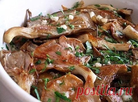 Вешенки в чесночном маринаде Ингредиенты:500 г. вешенок2 дольки чеснока1 пучок петрушки2 столовые ложки уксуса (любого)сольперецрастительное маслоПриготовление:У вешенок отрезать твердую часть ножки, вымыть и обсушить.Чеснок и пе…