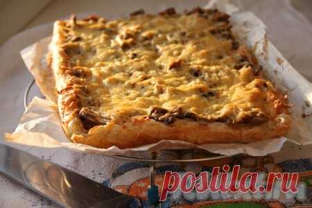 Пирог из слоеного теста с грибами и курицей: 9 фото в рецепте