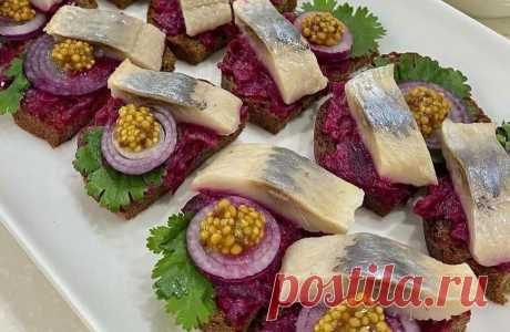 Вместо «Селедки под шубой»: готовим на Новый год эти очень вкусные бутерброды из селедки и свеклы — гостей от них за уши не оттащишь - новости Хибины.ru / Новости за декабрь 2023 Рецепт оригинальных бутербродов из сельди и свеклы на Новый год. Почти как «Селедка под шубой», только готовится в два раза быстрее, а на вкус просто божественно