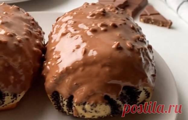 Булочка рулет с маком и шоколадной глазурью