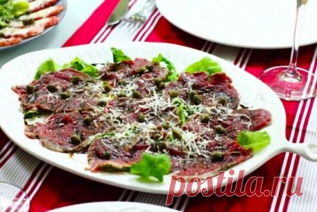 Карпаччо из говядины с сыром и рукколой (закуска) 

Данный рецепт предлагает подвергнуть мясо минимальной тепловой обработке. Сегодня название «карпаччо» употребляется не только применительно к сырому мясу, но и к другим продуктам питания: рыбе, морепродуктам, фруктам, грибам, овощам. 

Порций: 3. 

Ингредиенты: 
Говяжья вырезка 250 г. 
Масло оливковое 6 ст.л. 
Уксус бальзамический 2 ст.л. 
Лимонный сок 1 ст.л. 
Соус соевый 1 ст.л. 
Руккола ½ пучка. 
Сыр пармезан тертый 15...