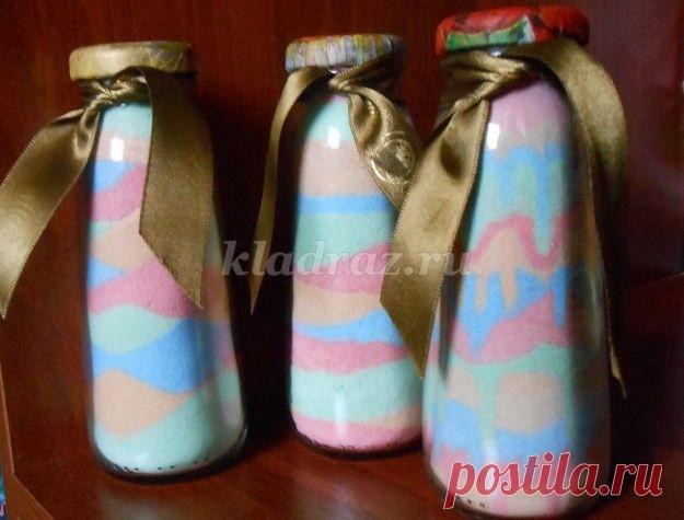 Бутылки с красивым песком ​для интерьера кухни
