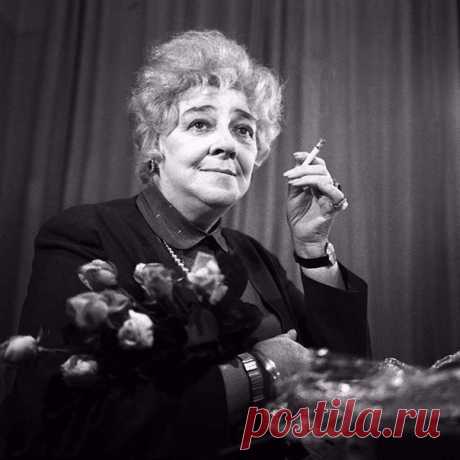 Как говорила Фаина Раневская: 
— Если мужчина нравится, покажите ему всё, на что вы способны! 
Выдержит — значит это ваш мужчина!
