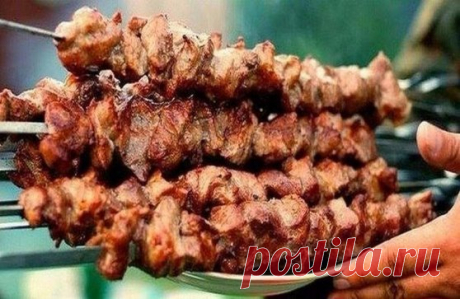Фантастически мягкое мясо на шашлыки за полчаса. Сохрани себе на страницу, чтобы не потерять этим летом!
3 способа:
1. Рецепт весьма прост. На 2 кг мяса — 1 большой киви или 2 маленьких. Спелые разминаем руками и перемешиваем с мясом, а твёрдые киви режем на мелкие кусочки и тоже перемешиваем с мясом. Специи и лук — как любите. Мясо всегда становилось мягким всего за полчаса!!!
2. Два граната (желательно не гранатовый сок, а именно гранат), либо стакан сока, 2/3 стакана сухого красного вина (