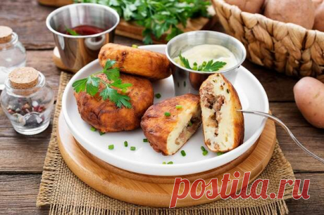 Котлеты с начинкой: учимся готовить вкусные зразы - Будет вкусно
                                             - 8 февраля
                                             - 43471253932 - Медиаплатформа МирТесен «Девушка повесила на веревку отцовские портянки, она вытерла песком закопченный чайник и стала разогревать зразу в чугунном котелке. Старик выпил водки из эмалированного чайника и съел зразу, пахнущую как счастливое детство», — писал Исаак Бабель в «Одесских рассказах»....