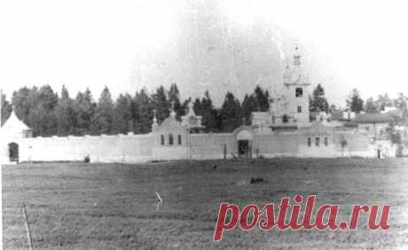 ПЯТОГОРСКИЙ БОГОРОДИЦКИЙ ЖЕНСКИЙ МОНАСТЫРЬ (дер. Курковицы, Волосовский р-н). Выделился из Вохоновского Мариинского мон. Осн. в 1899.В апр. 1929 мон. ликвидирован.В 1998 в ц. Иконы Божией Матери «Утоли моя печали» устроена часовня, затем освящена ц. Тихвинская. Ц. (быв. клуб) возвращена епархии.