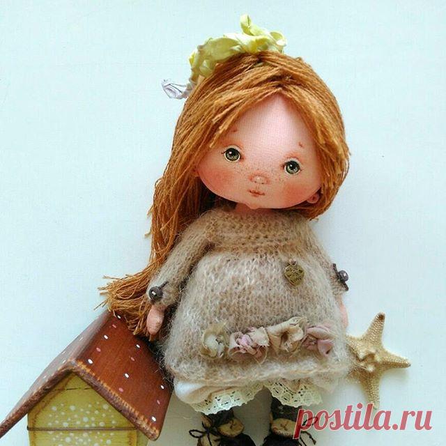 Доброе утро 💕💕💕Очень долго выбирала из множества фото какое показать.. Остановилась на этом не случайно. Случайностей вообще не бывает . Девочка с домиком и морской звездой .. мечты о домике у моря. Мечтаете и не бойтесь мечтать . Моя мечта сбылась 😆😆😆Легко и красиво . Р. S: Всегда в наличии есть такие милые домики . Обожаю их потому что они реально приносят Счастье. Проверено на себе 👍А за кадром у нее есть брошь Морковь. ИГ режет фото и просто не могу показать все...