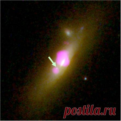 Cлияние галактик создало черную дыру без окружающих ее звезд | АСТРОновости