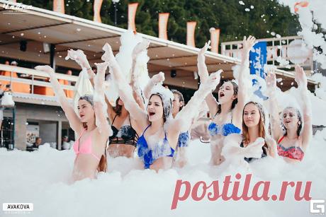 Пенная вечеринка в пляжном клубе. Позвоните нам, чтобы заказать пенную вечеринку на пляж.
+375-44-569-4422 Velcom , +375-29-539-4422 МТС (Viber, WhatsApp).
Летом появляется прекрасная возможность проводить пенные вечеринки не только в ночных клубах, но и на пляжах. Облачившись в стильные летние наряды, модные купальники и шорты у Вас появится возможность узнать что такое пляжная пенная вечеринка. Яркое солнце, пляж и конечно же пенная вечеринка! Что ещё нужно для хорошего отдыха?