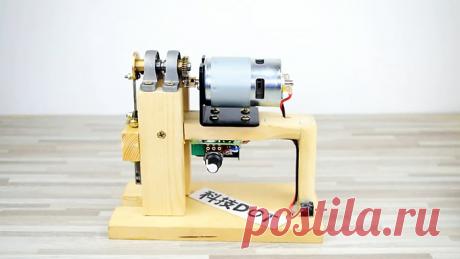 Как сделать электрический лобзик 12 В из подручных материалов Электрический лобзик – многофункциональный инструмент, предназначенный для фигурной и однонаправленной резки различных листовых материалов. Его используют при выполнении ремонтных и строительных работ, а также для изготовления DIY поделок. В случае необходимости, подобный инструмент можно собрать