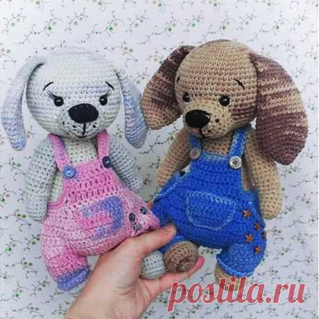 PDF Собачка в комбинезоне крючком. FREE crochet pattern; Аmigurumi doll patterns. Амигуруми схемы и описания на русском. Вязаные игрушки и поделки своими руками  #amimore - Собака, пёс, собачка, щенок, пёсик, dog, puppy, cachorro, perro, cachorrinho, chien, hund, welpe, pies, koira, koer, psa. Amigurumi doll pattern free; amigurumi patterns; amigurumi crochet; amigurumi crochet patterns; amigurumi patterns free; amigurumi today.