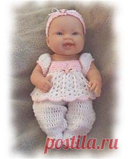 This is a crochet pattern for an adorable romper set. The instructions are for the footie pants, the top, and headband.
