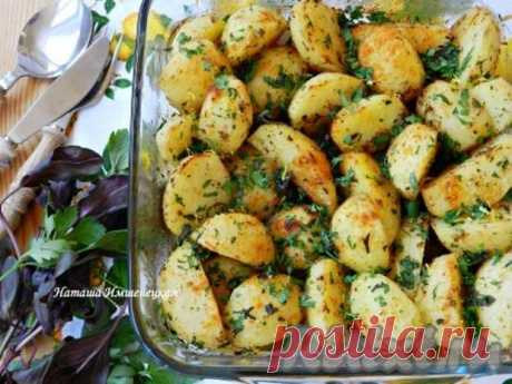Картофель по-гречески - очень вкусный и ароматный. Гармоничное сочетание двух видов масла со специями и лимонным соком превращает обычную запеченную картошку в оригинальное блюдо. Картофель по-гречески можно подать самостоятельно, а также в качестве гарнира к рыбе или мясу.Для приготовления - 3 ноября - 43925280499 - Медиаплатформа МирТесен