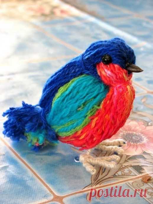 ​Разноцветные птички из пряжи Разноцветные птички из пряжиИспользуйте остатки пряжи от маминого вязания.