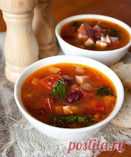 Мясной суп с фасолью и томатами.