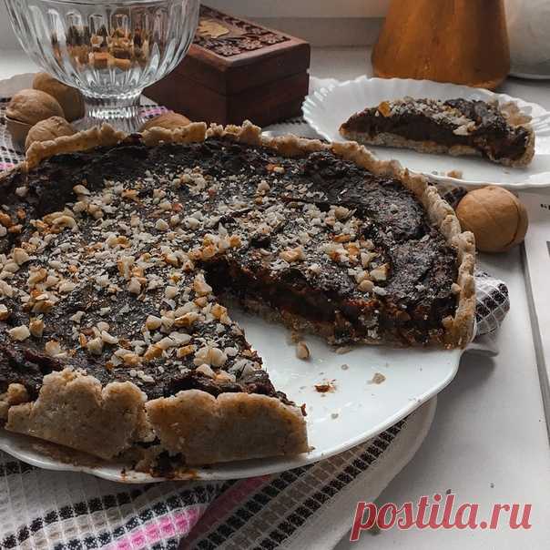 Открытый пирог

Форма 25 см диаметр
⠀
Тесто:
1 яйцо
130-150гр масла
Щепотка соли
Щепотка сахара
70мл воды
Муки 12-15 ст.ложки
⠀
Начинка:
100 гр Кураги
100гр чернослива
1ст. л. крахмала
Сахар по вкусу. Я не люблю сладко, поэтому у меня 1 ст.л.
⠀
Растопленное сливочное масло смешиваем с остальными ингредиентами. Муку добавлять постепенно, тесто не должно быть тугое! Я к муке добавляла ещё отруби, но это совсем не обязательно, это чисто мой загон. Тесто Убрать в холодильник п...