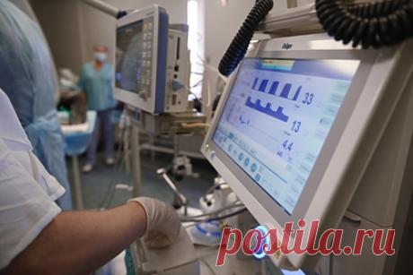 Медики из Тюмени спасли жившего почти 40 лет с редкой патологией мозга мужчину. В Федеральном центре нейрохирургии в Тюмени была проведена сложная операция, которая помогла спасти мужчину, почти 40 лет жившего с редкой патологией мозга. Юрию Будаеву еще в детстве диагностировали дефект черепа, но точного диагноза никто поставить не смог. 39-летний россиянин не мог спать, испытывал головные боли.