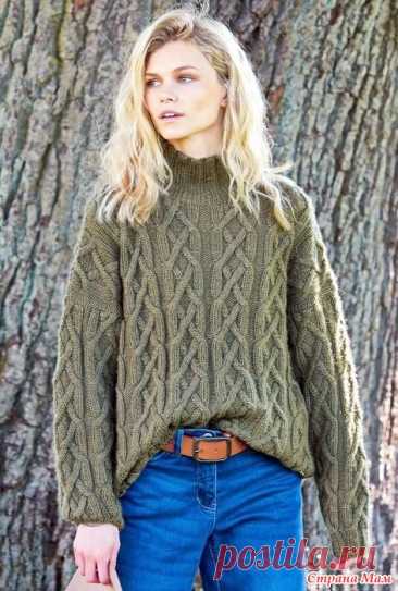 Оливковый свитер свободного кроя с объёмными аранами. Спицы. Европейские размеры: 38/40 (42/44) 46/48.  Российские размеры: 44/46 (48/50) 52/54.