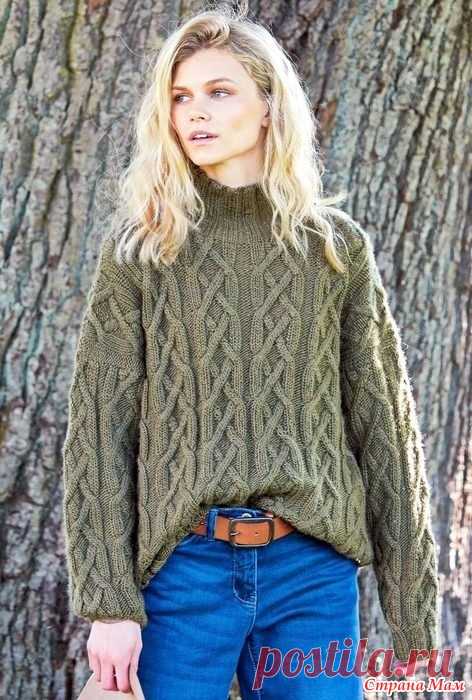 Оливковый свитер свободного кроя с объёмными аранами. Спицы. Европейские размеры: 38/40 (42/44) 46/48.  Российские размеры: 44/46 (48/50) 52/54.