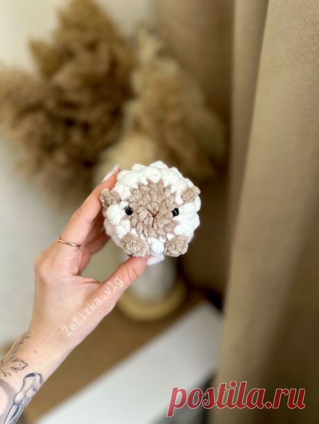 PDF Мини овечка Кудряшка крючком. FREE crochet pattern; Аmigurumi toy patterns. Амигуруми схемы и описания на русском. Вязаные игрушки и поделки своими руками #amimore - плюшевая овечка, маленькая овца из плюшевой пряжи, баран.