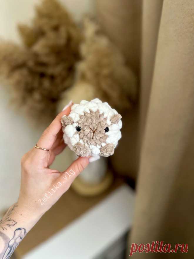 PDF Мини овечка Кудряшка крючком. FREE crochet pattern; Аmigurumi toy patterns. Амигуруми схемы и описания на русском. Вязаные игрушки и поделки своими руками #amimore - плюшевая овечка, маленькая овца из плюшевой пряжи, баран.
