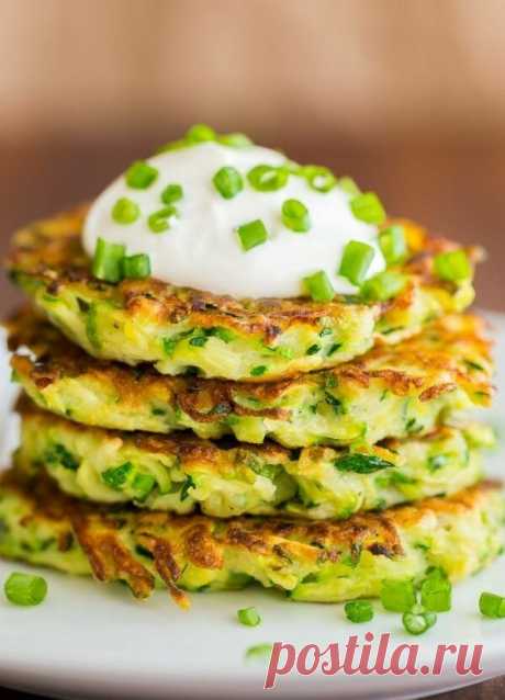Кабачки исчезают на раз. Неуспеваю подавать на стол, рецепт вкуснейших кабачковых оладьев!  😊

Кабачок 2 шт. Яйцо 1 шт. Мука 5 ст.л. Соль 1 щеп. Сахар 1 ч.л. Разрыхлитель 1 ч. л. Растительное масло 2 ст. л.

1.Кабачки натираем на крупной терке. Солим и оставляем на 10 минут, затем хорошо отжимаем.
2.К кабачкам добавляем яйца, муку, соль, сахар и разрыхлитель. Все хорошо перемешиваем.
3.На хорошо разогретой сковороде с растительным маслом обжариваем оладьи с двух сторон.
4.Подаем со сметаной ил…
