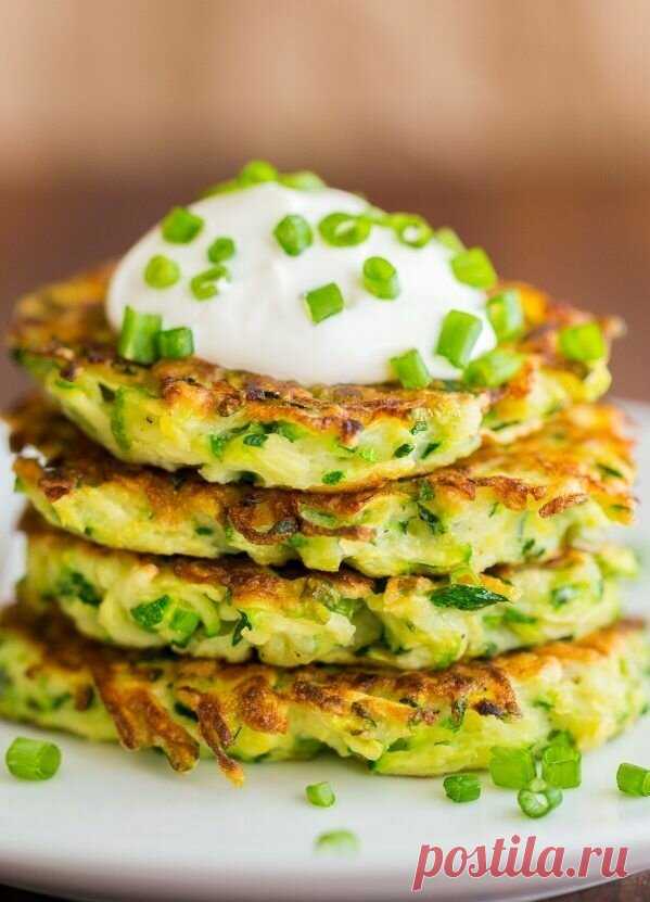 Кабачки исчезают на раз. Неуспеваю подавать на стол, рецепт вкуснейших кабачковых оладьев!  😊

Кабачок 2 шт. Яйцо 1 шт. Мука 5 ст.л. Соль 1 щеп. Сахар 1 ч.л. Разрыхлитель 1 ч. л. Растительное масло 2 ст. л.

1.Кабачки натираем на крупной терке. Солим и оставляем на 10 минут, затем хорошо отжимаем.
2.К кабачкам добавляем яйца, муку, соль, сахар и разрыхлитель. Все хорошо перемешиваем.
3.На хорошо разогретой сковороде с растительным маслом обжариваем оладьи с двух сторон.
4.Подаем со сметаной ил…