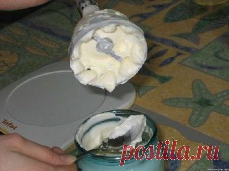 Самодельный майонез

Майонез получается очень густой, не расслаивается, в холодильнике может храниться, не портясь, до двух недель.
Ингредиенты
– одно яйцо;
– 250 мл подсолнечного масла (рафинированного, без запаха, не рапсового);
– одна чайная ложка сахара;
– треть  чайной ложки соли;
– одна столовая ложка лимонного сока;
– по желанию специи (добавим одну чайную ложку горчицы – получим майонез «провансаль», добавим чеснок и мелкими кусочками соленый огурец – получим майон...