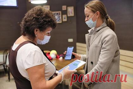 Минцифры предложило способ проверки QR-кодов. Минцифры РФ предложило проверять QR-коды с помощью специального приложения, назвав этот способ единственным федеральным решением. В сообщении ведомства говорится, что для проверки подлинности сертификата вакцинированного или переболевшего COVID-19 необходимо использовать приложение «Госуслуги Стопкоронавирус».