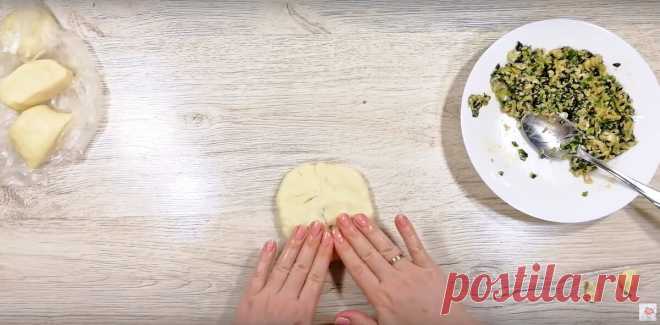 Быстрые лепёшки на кефире. Хрустящая корочка и сочная, нежная начинка из зеленого лука. | Алена Митрофанова - рецепты. | Яндекс Дзен