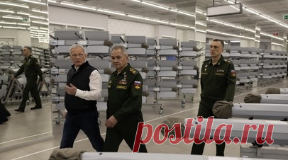 Шойгу проверил производство беспилотников в Удмуртии. Сергей Шойгу проверил выполнение гособоронзаказа по производству беспилотников в Удмуртии. Министру обороны России показали новые композитные материалы, существенно повышающие живучесть БПЛА. Кроме того, главе ведомства представили новые образцы разведывательных и ударных дронов, доработанные с учётом опыта их применения в спецоперации. Шойгу также провёл рабочее совещание, на котором отметил, что большая часть задач, поставленных перед…