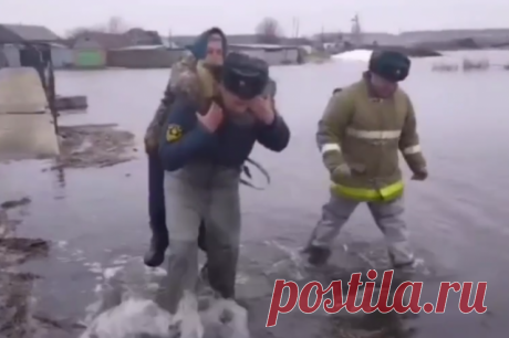 Власти Курганской области ввели режим ЧС из-за паводка. Губернатор Шумков отметил, что центральная часть Кургана может быть подтоплена.