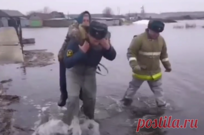 Власти Курганской области ввели режим ЧС из-за паводка. Губернатор Шумков отметил, что центральная часть Кургана может быть подтоплена.