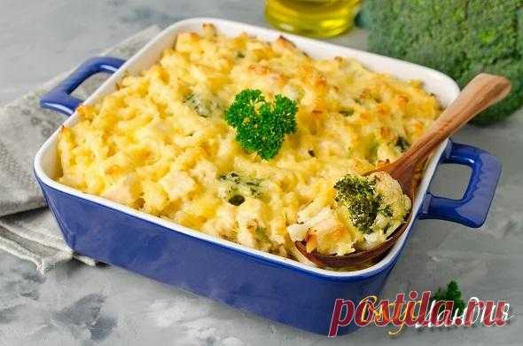 Макаронная запеканка с куриным филе и брокколи под соусом Бешамель