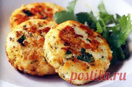 (31) Рыбная "микояновская" котлета и чуть секретов от Цили - БУДЕТ ВКУСНО! - медиаплатформа МирТесен Циля всегда встречала нас на вокзале. Ну а как иначе? Обдурят же заполошную кацапку. И за донос возьмут (грузчики) и за такси. И всегда (почти) начинала она с причитаний: "Ой, белая юбка, белая майка, белая панамка (Циля никогда не считала мои модные шляпки, что не из лент полиэтилена, достойными