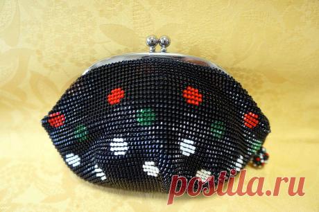 総ビーズで水玉模様にチャレンジ! 以前から色々なビーズを取り入れて編んでみたいっと思っていました。しかし、ビーズを模様どうりに拾っていかなくてはならないなんて、目が回りそう・・・・・。一大決心をして、挑戦、デザインは、「ビーズ編みのがま口とこもの」を参考にして図案を作り一日掛かりで、レース糸にビーズを通しました。茶色のビーズが見立たなかったことが残念。ビーズは、ネットでしか購入できないため、届くまでは、どんな色なのか確認できないので現状です。