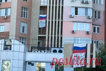 В Одессе вывесили российский флаг. В Одессе местные жители вывесили флаг России. Инцидент произошел в День государственного флага России 22 августа. Триколор был вывешен на улице Небесной сотни, ранее именовавшейся проспектом Маршала Жукова. Рядом с флагом был размещен баннер «Одесса — русский город».