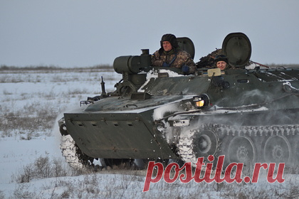 Разведка ДНР сообщила о стягивании техники ВСУ в жилые районы. Вооруженные силы Украины (ВСУ) продолжают стягивать военную технику к линии разграничения, в том числе в жилые районы прифронтовых поселков и городов Донбасса, сообщает Народная милиция ДНР. За прошедшие сутки разведка ополчения зафиксировала прибытие в регион зениток, БТР, БМП и танка.
